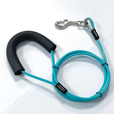 สายจูงสัตว์เลี้ยงเคลือบ PVC พร้อมเสาปักและสายโยงสำหรับสุนัขน้ำหนักไม่เกิน 90 ปอนด์